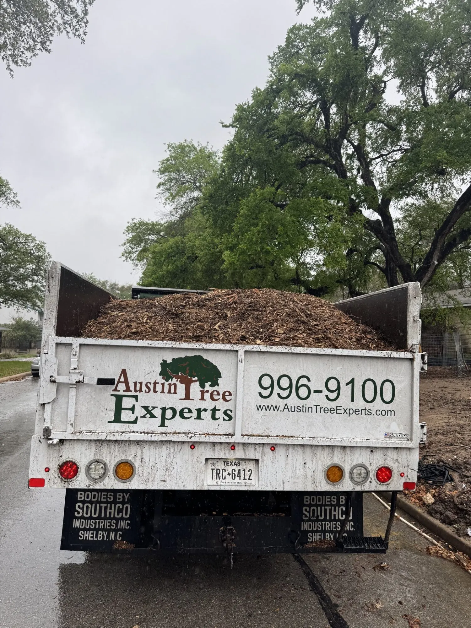 Austin Tree Experts chip truck loaded with fresh mulch for delivery